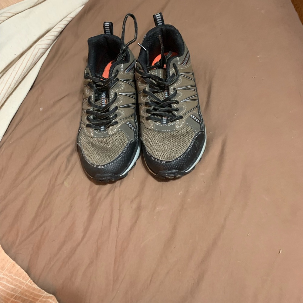 Size 7 men’s Fila